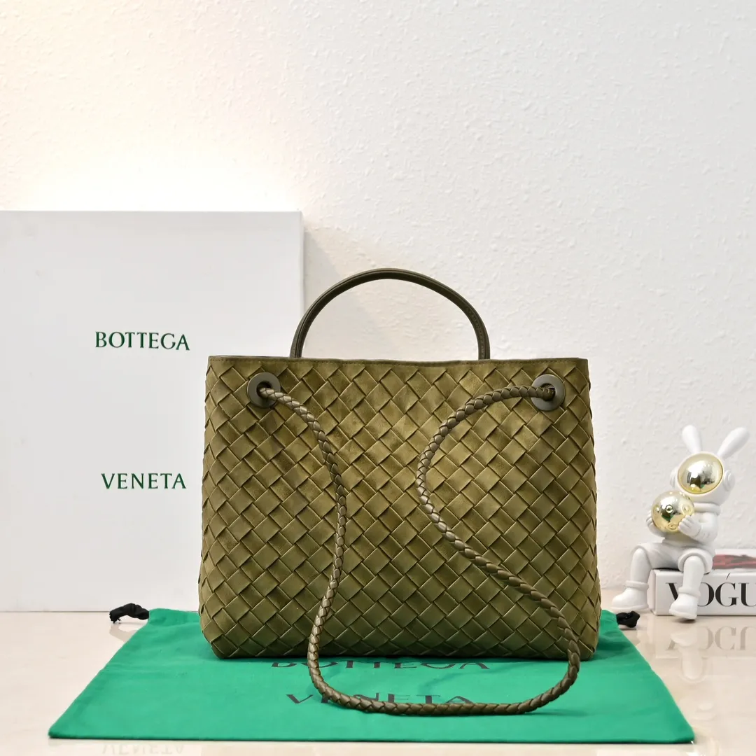 Batch 2360 BV new Andiamo is shipped‼ ️Really popular🔥The new Andiamo woven handbag launched by Bottega Veneta this season is really popular all over the world! ! Celebrities at home and abroad have worn it, and Oscar-winning actress Michelle Yeoh has taken it out on the street. Song Jia, Trai Yara, Yu Feihong, Sanji Ayaka, Rosie Hunting-Whiteley, Yoshioka Riho, etc. have all picked up this bag. It is classic and versatile, showing off its temperament, and the bag capacity is also large, which is very convenient for daily commuting! ! A variety of carrying methods, the shoulder straps can be adjusted by yourself, the original lambskin feels soft and delicate, and the unisex style breaks gender boundaries and brings a more practical and longer-lasting use experience. Andiamo, which has both elegant and casual styles, perfectly interprets the true appearance of "fashionable old money style". Style number: 8463 Size: 32*24*12